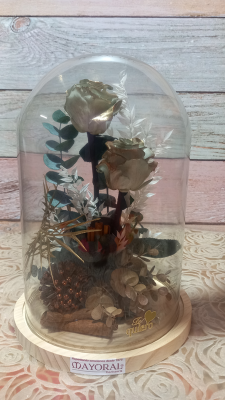 Cúpula con rosas preservadas doradas.