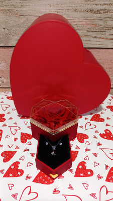 Joya con rosa preservada.