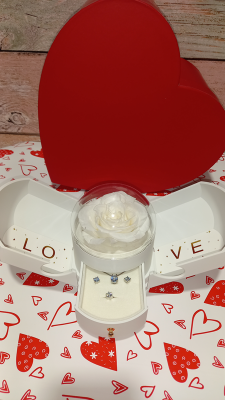 Joya con rosa preservada.