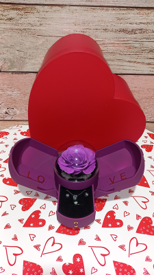 Joya con rosa preservada.