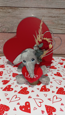 Composición peluche pequeño y rosa preservada.