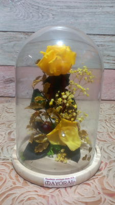 Cúpula con rosa preservada amarilla. 