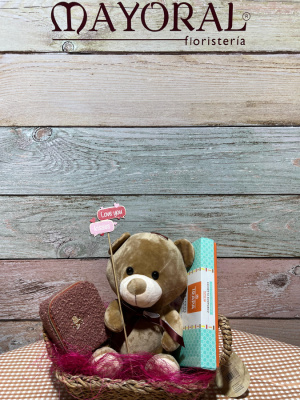 Cesta con peluche, joyero y bombones.