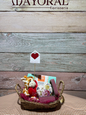 Cesta con peluche, joyeros y bombones