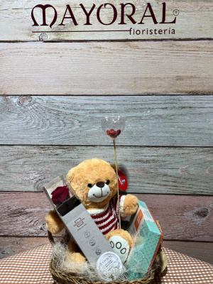 Cesta con peluche, rosa preservada y bombones.