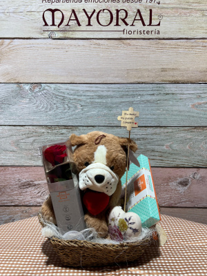 Cesta con peluche, rosa preservada, bombones y joyero