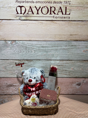 Cesta con peluche, joyeros y rosa preservada