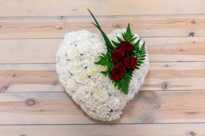 Corazón blanco con detalles de rosas rojas ref 751