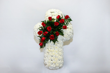 Cruz blanca con detalle de rosas rojas ref. 777
