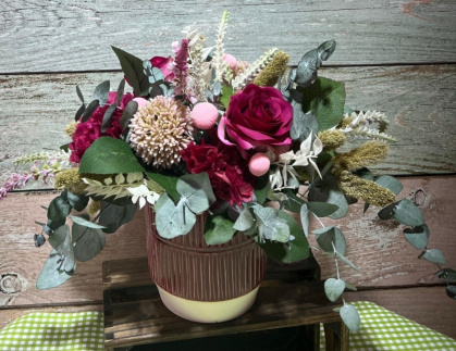 Centro de flores preservadas y artificiales