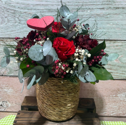 Centro de rosas y hortensias preservadas 