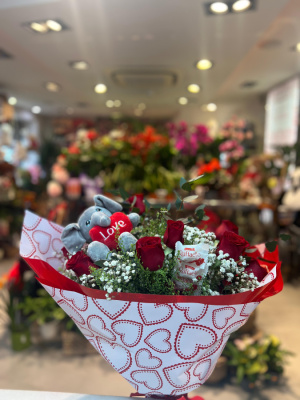 Ramo docena rosas con peluche y bombones. 